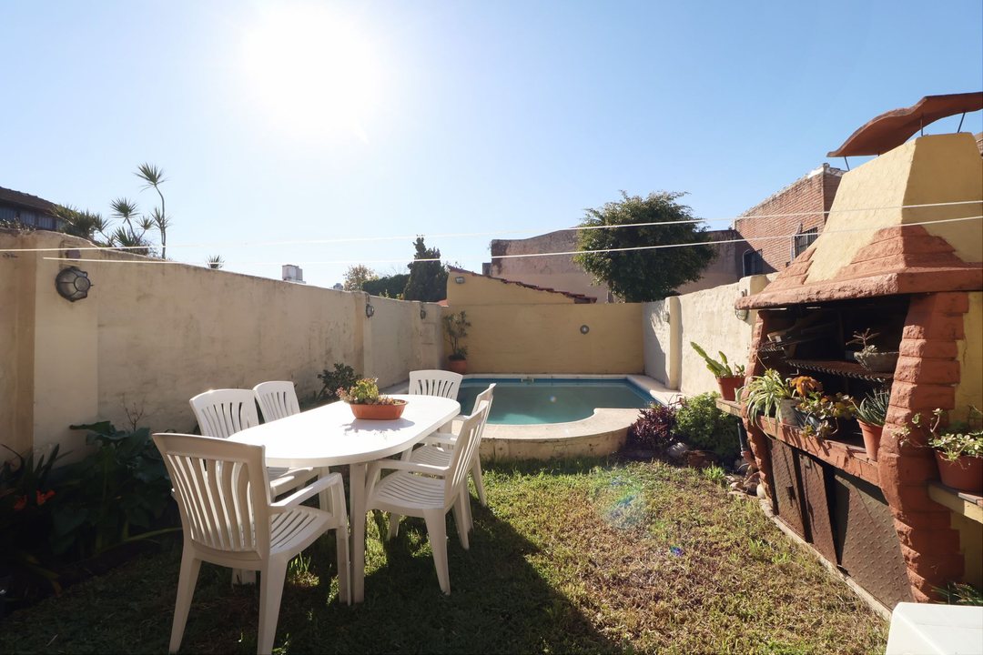 VENTA OLIVOS TRIPLEX 5 AMB 5Mts. ANCHO CON JARDIN