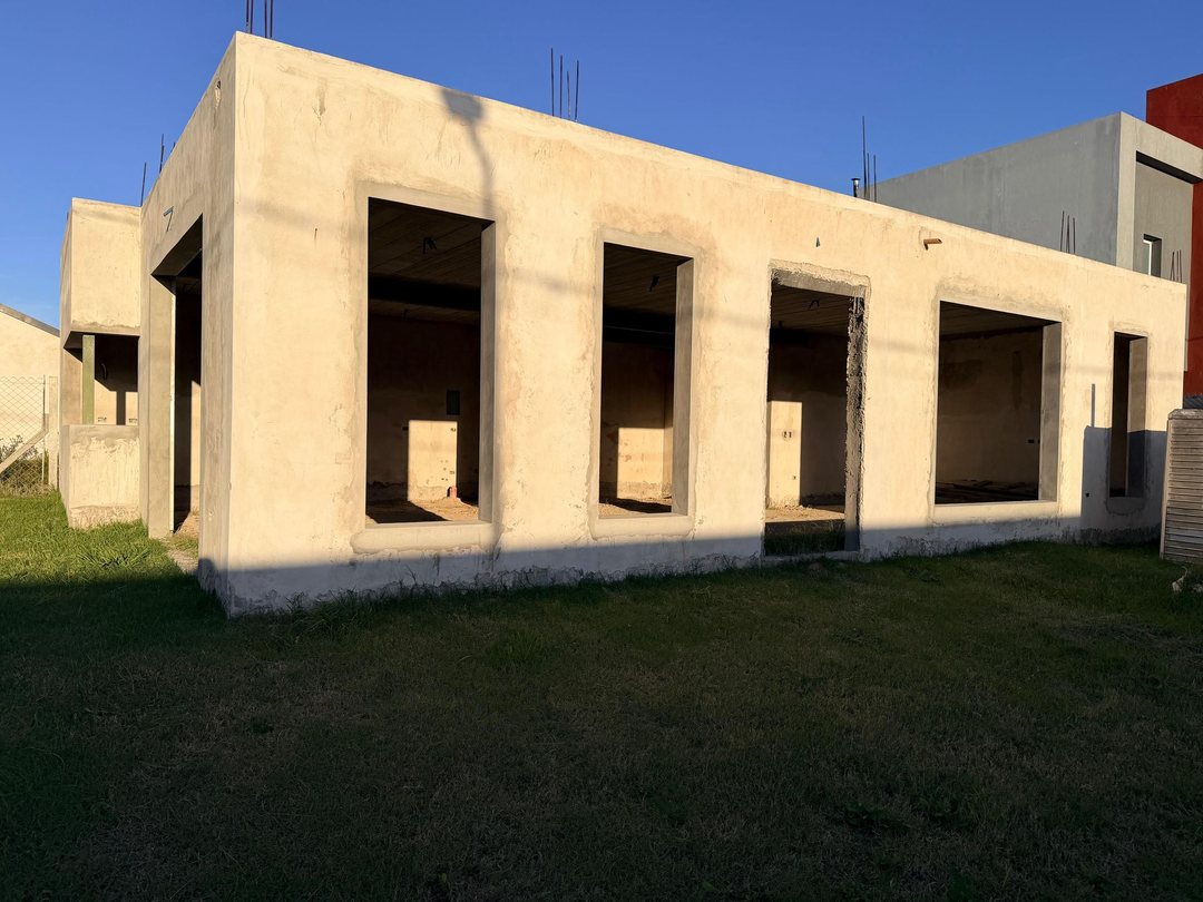 LOTE CON CASA A TERMINAR EN VENTA CITY BELL