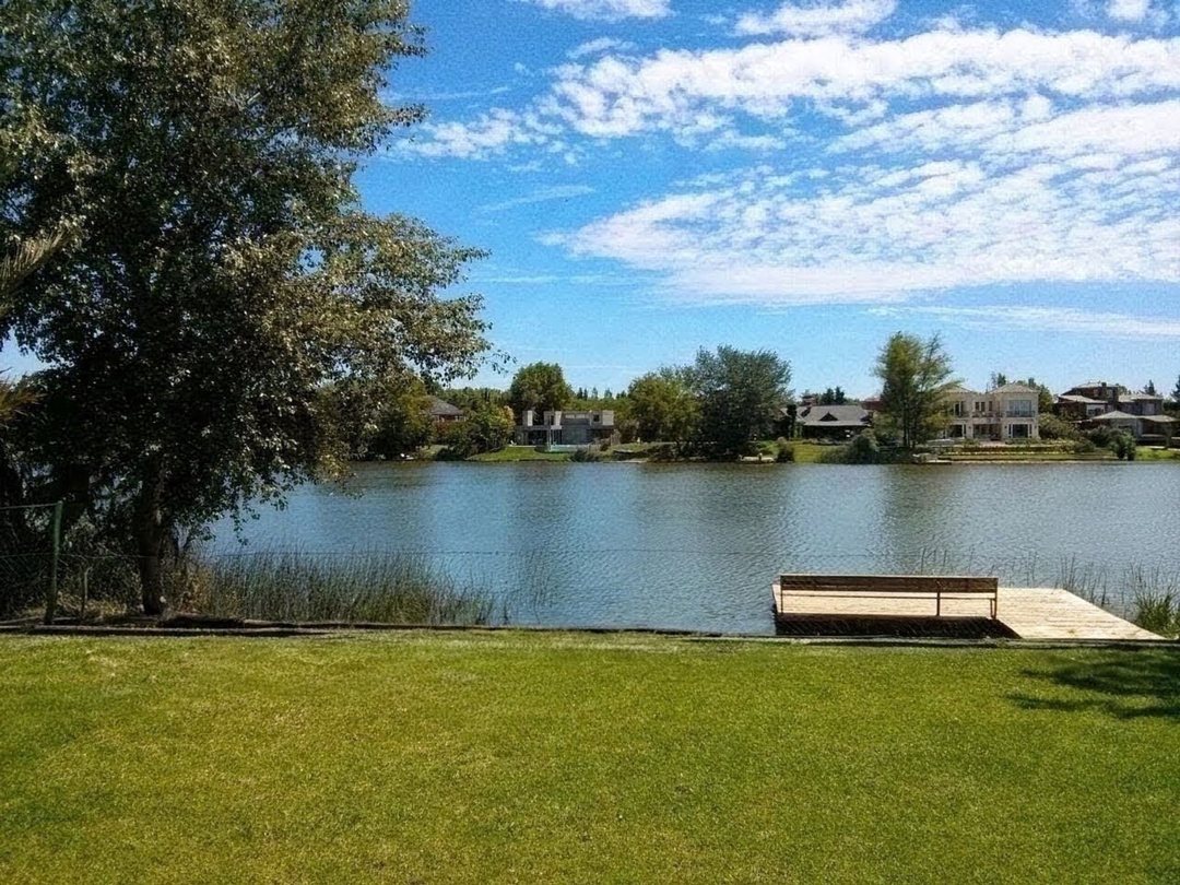 Venta casa 7 ambiente Santa Maria de Tigre laguna