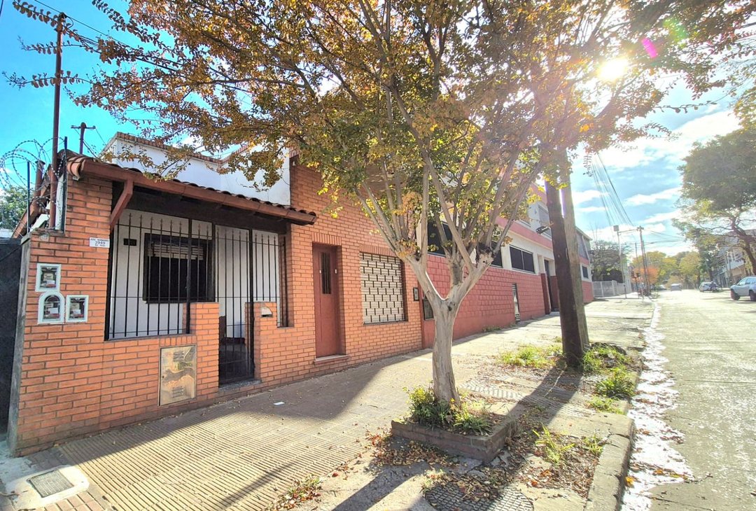 CASA 4 AMBIENTES EN VENTA EN BALLESTER CON PARQUE
