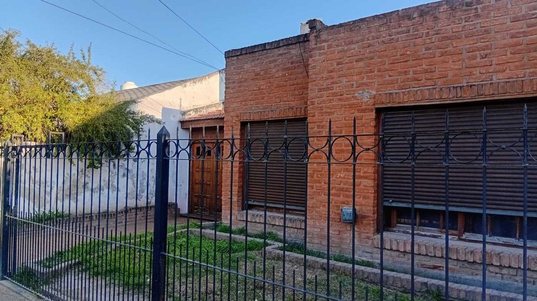 VENTA CASA 3 AMB. MAS OTRA CASA A TERMINAR MORENO