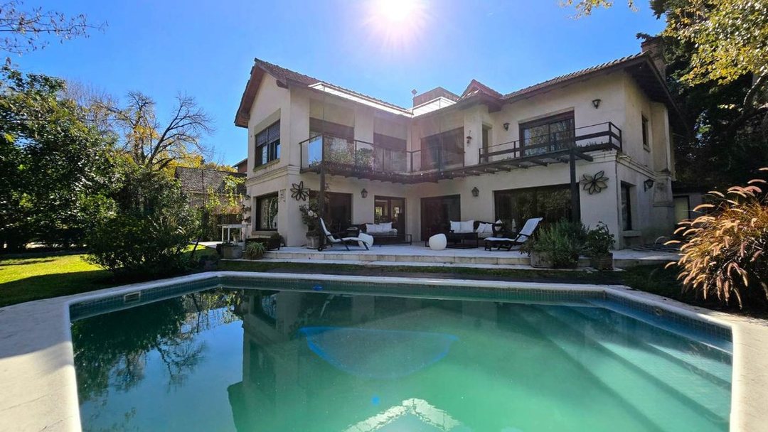 VENTA CASA 5 AMB CON PISCINA LOMAS DE SAN ISIDRO