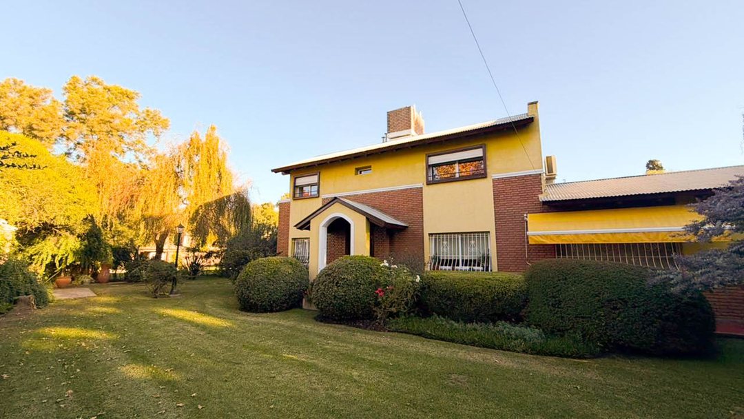 Se vende quinta c/imponente jardin en B° Los Pinos