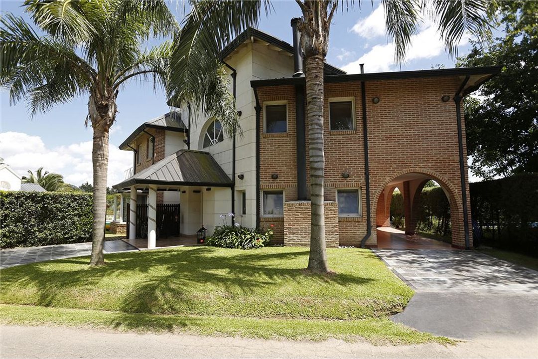 VENTA CASA 5 AMBIENTES LOMA VERDE ESCOBAR