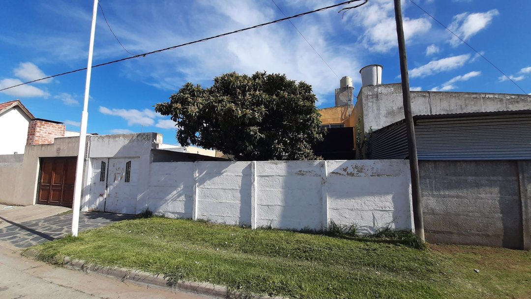 VENTA CASA 3 DORM. C/DEPTO - AV. BALBIN, TANDI