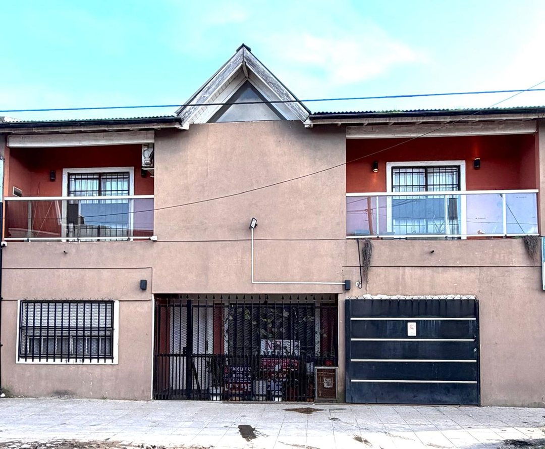 CASA + 2 LOCALES CON RENTA EN ESQUINA IDEAL