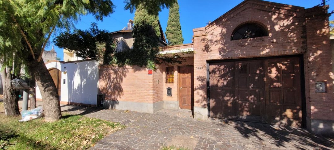 CASA 4 AMBIENTES ,TERRAZA Y COCHERA CUBIERTA