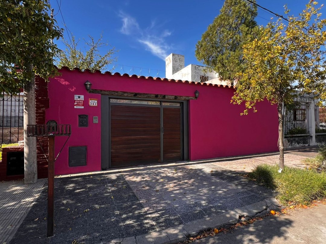 Casa 2 dormitorios con pileta B° Yapeyu