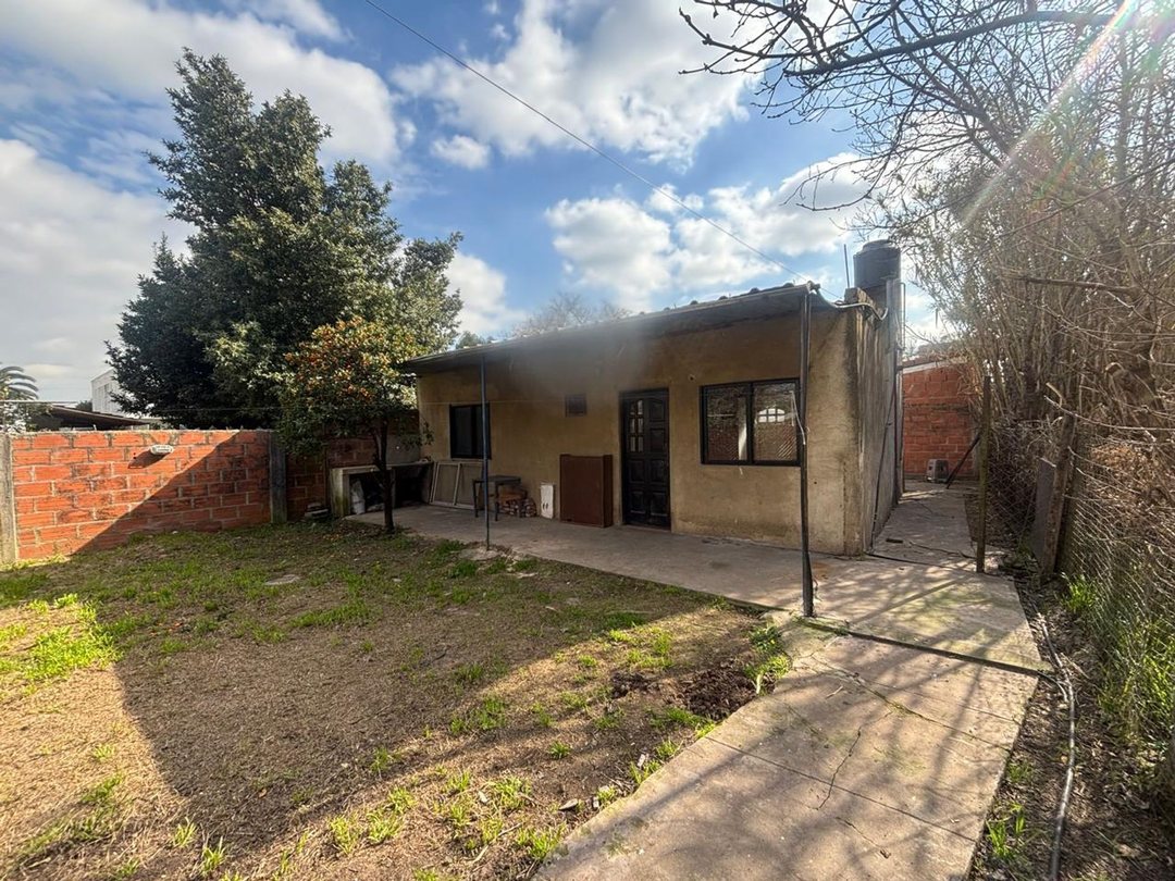VENTA  2 CASAS + LOCAL  APTO CREDITO CASTELAR