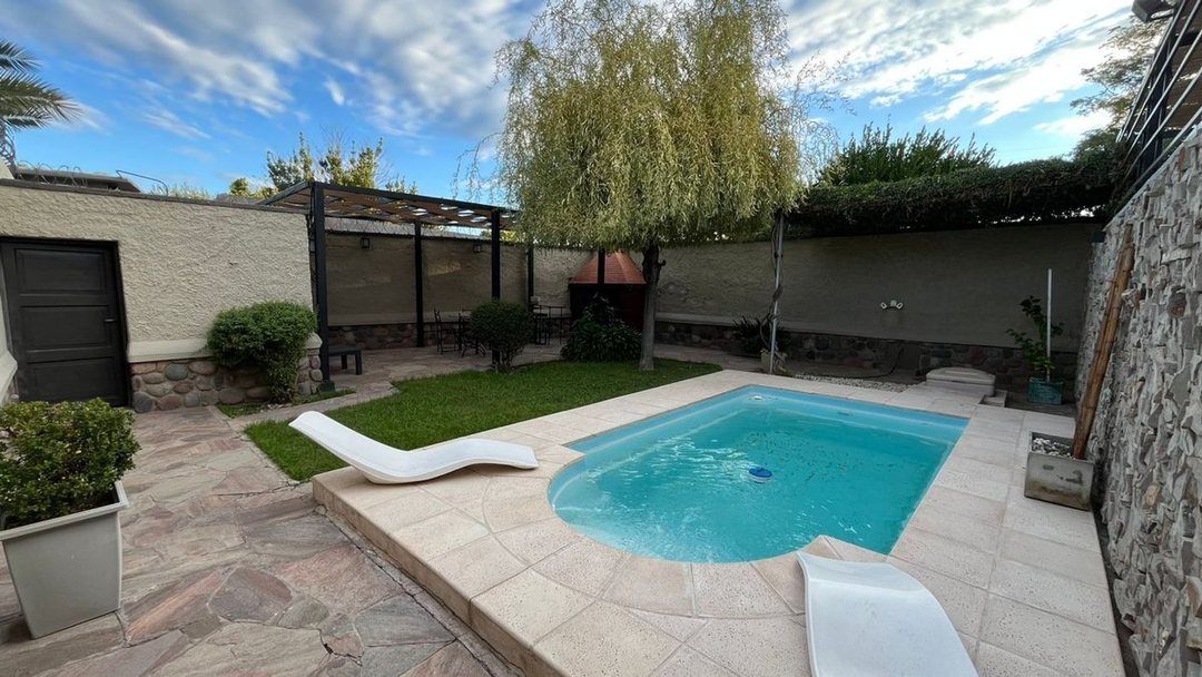 Exclusiva casa con piscina, en venta en Las Heras