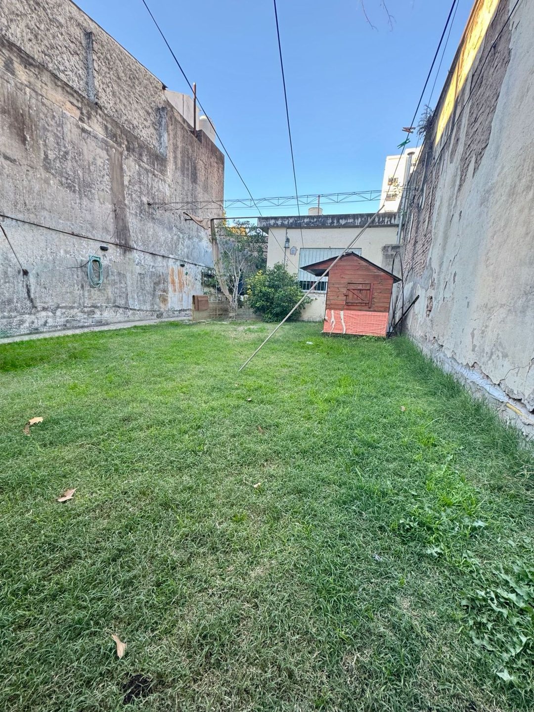EXCELENTE LOTE DESARROLLABLE EN FLORESTA – 990 m²