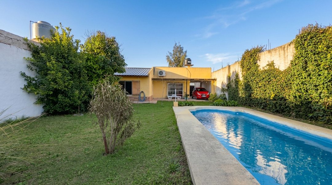 CASA EN VENTA TRISTAN SUAREZ 2 AMB CON PILETA