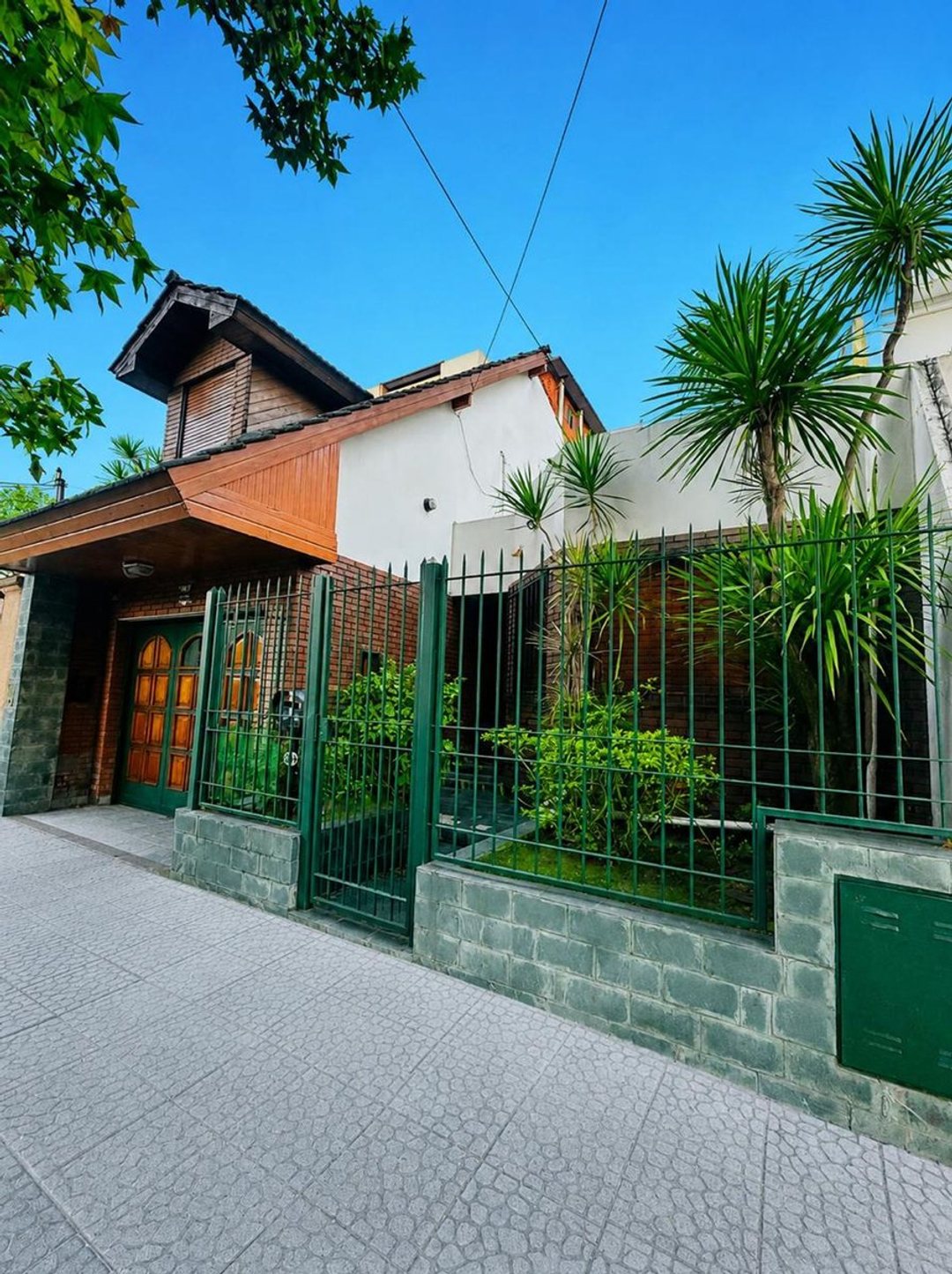 CASA 4 AMB. CON GARAGE CUBIERTO, JARDIN Y QUINCHO