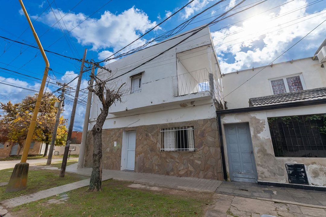 CASA EN VENTA - 3 DORMITORIOS CON COCHERA y PATIO