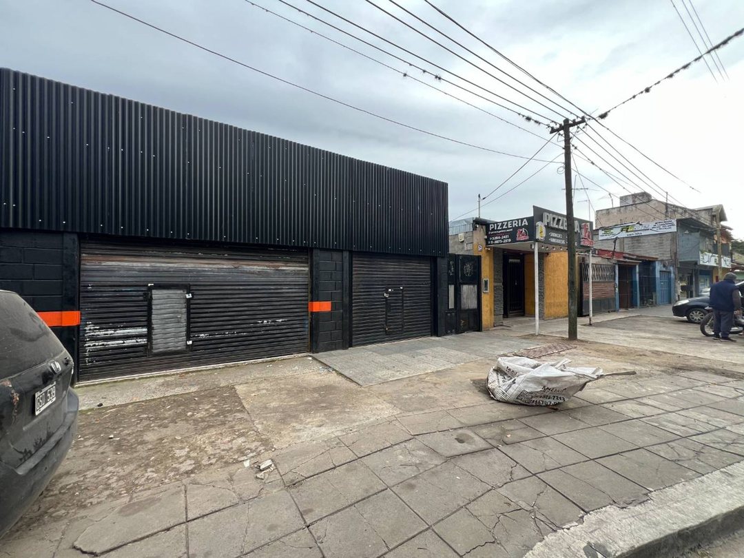 4 locales + vivienda sobre 648 m² de lote