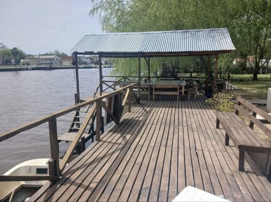 CASA CON PILETA Y MUELLE EN VILLA PARANACITO