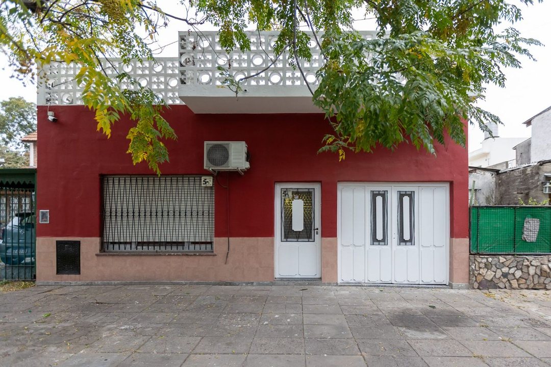 Casa 5 Amb  Villa Alemania Hurlingham- PERMUTA