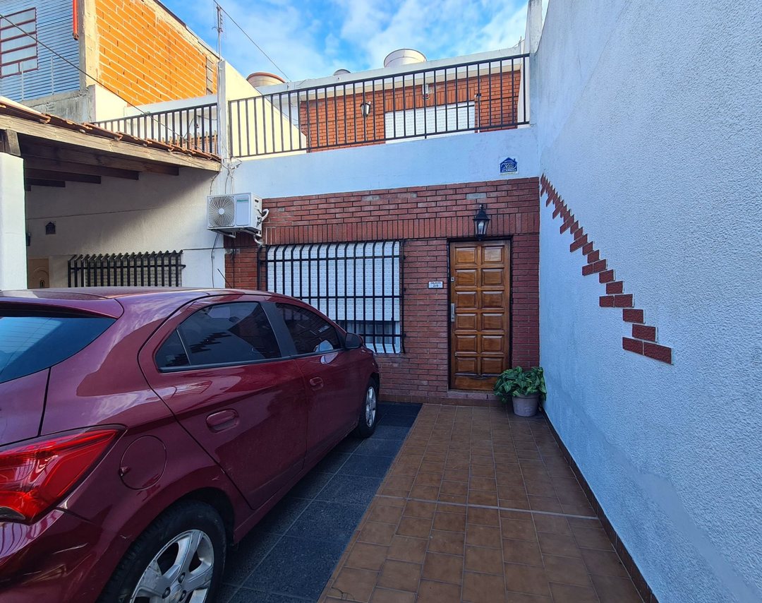 DÚPLEX 4 AMBIENTES, COCHERA Y PATIO EN LA TABLADA.