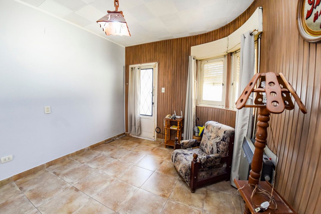 VENTA ! CASA DE 2 DORMITORIOS Y PATIO EN AZCUENAGA