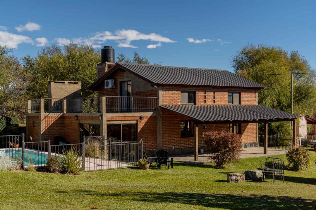 Venta casa 2 dormitorios y pileta Los Reartes Cba.