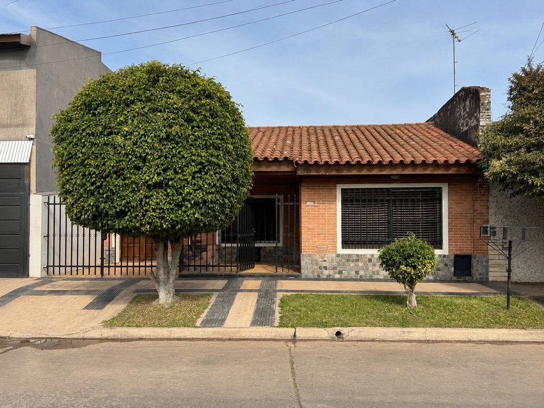 Venta Casa 4 Ambientes con Cochera y patio/ Morón