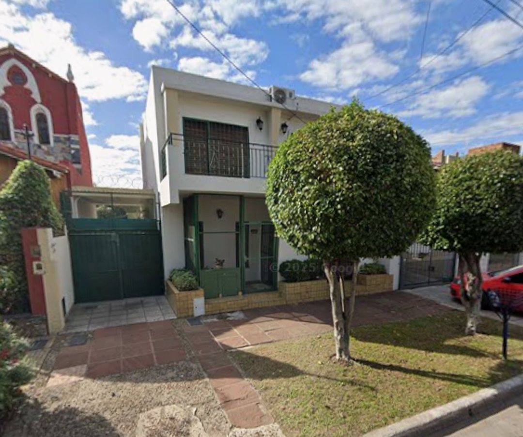 Chalet con segunda vivienda y patio central LanusO