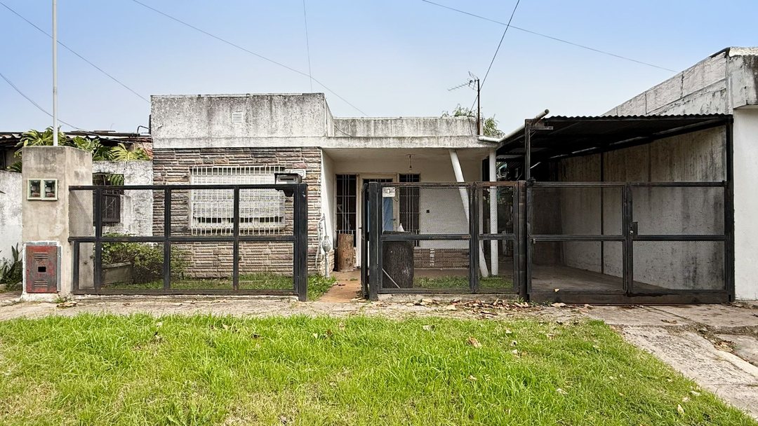 VENTA CASA EN HURLINGHAM + DOS DEPARTAMENTOS