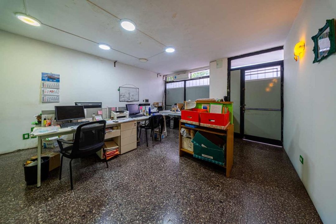 VENTA DE OFICINAS CON VIVIENDA FAMLIAR Y COCHERA