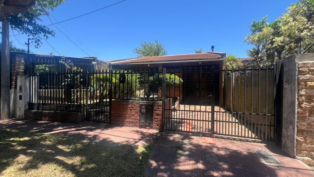CASA EN VENTA 3 DORMITORIOS CON COCHERA LA FLORIDA