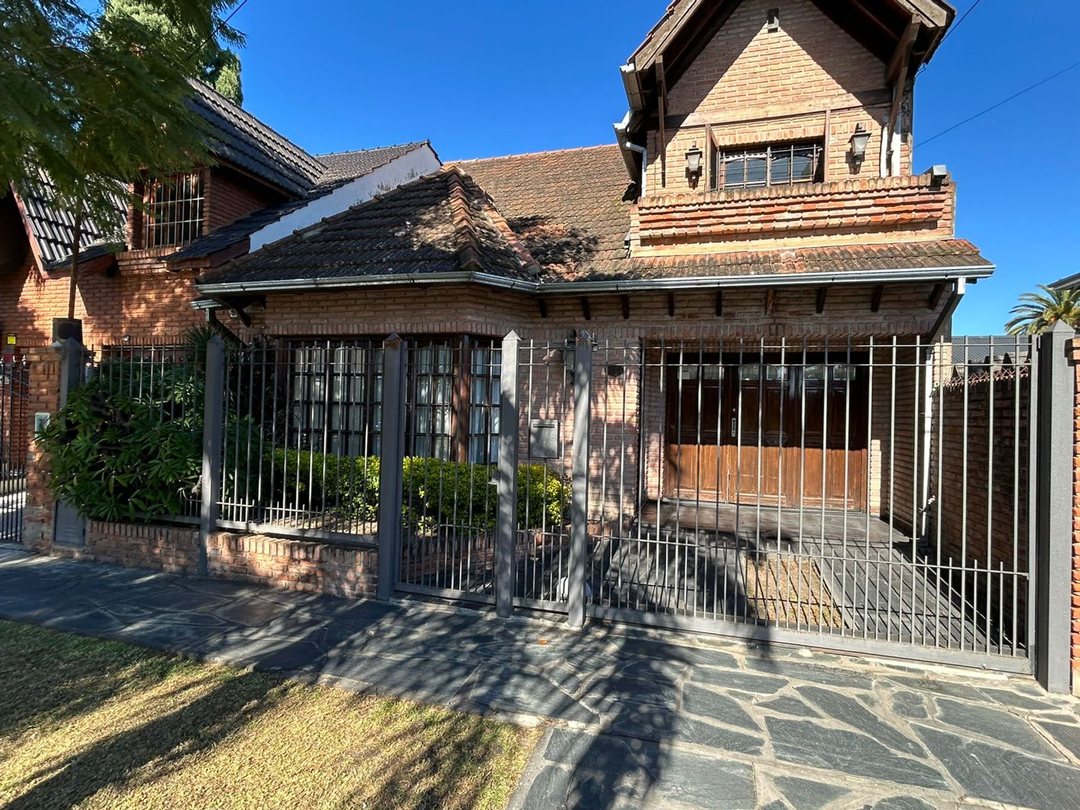 VENTA CASA 4 AMB. C/PARQUE PILETA -COCH  ITUZAINGO
