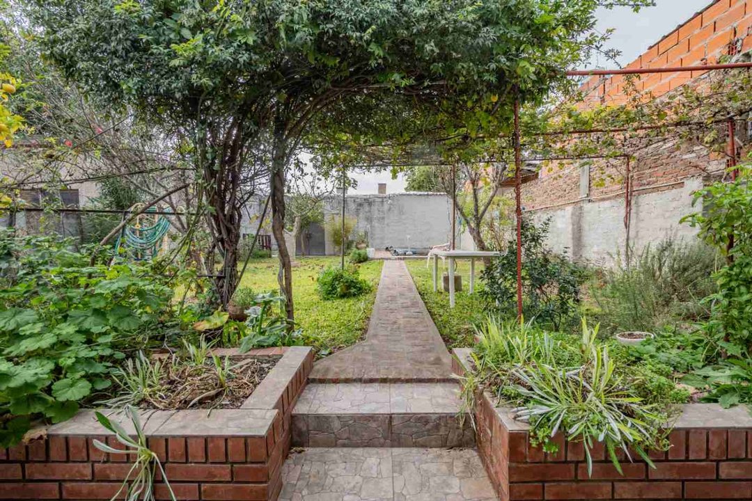 Venta Casa de 5 ambientes con parque - Merlo