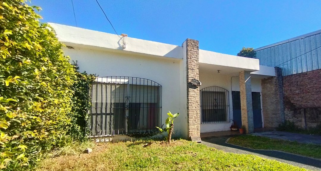 VENTA CASA 4 AMBIENTES CON DPTO EN FONDO QUILMES