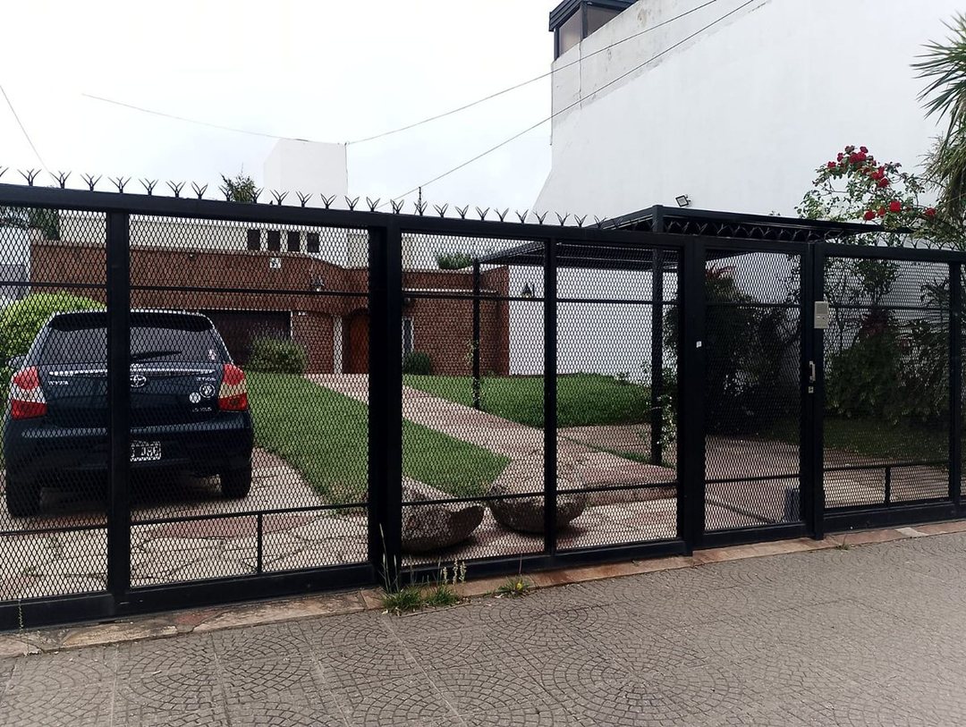VENTA CASA RAMOS MEJIA FONDO QUINCHO PISCINA