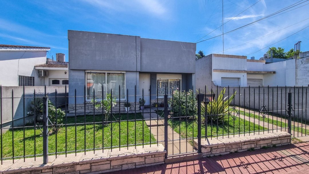 CASA 3 AMBIENTES VENTA LOBOS CON JARDIN Y QUINCHO