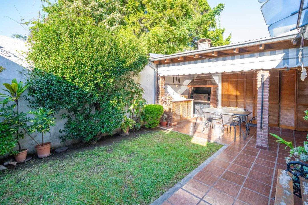 Casa c/jardin y parrilla en venta en Florida Este