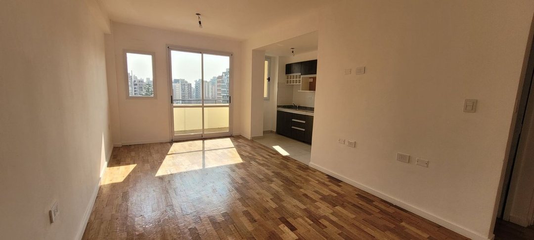 Amplio monoambiente con balcón al frente. Lanusita