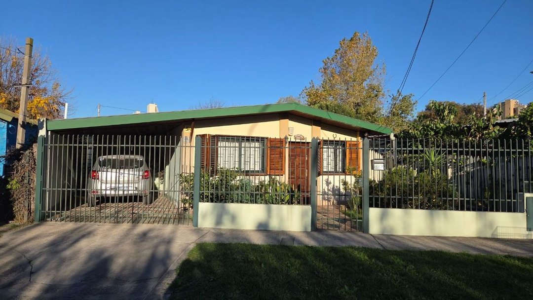 CASA CON JARDIN EN 3 DE FEBRERO