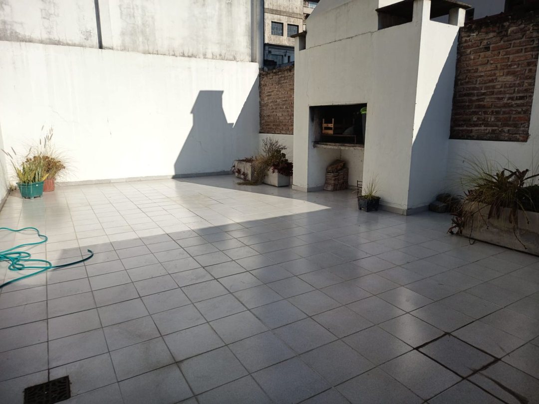 VENTA MONOAMBIENTE CON COCHERA Y PARRILLA AV BOEDO
