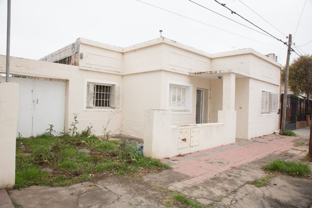 CASA 3 DORM. CON COCHERA EN VENTA Bª RIVADAVIA