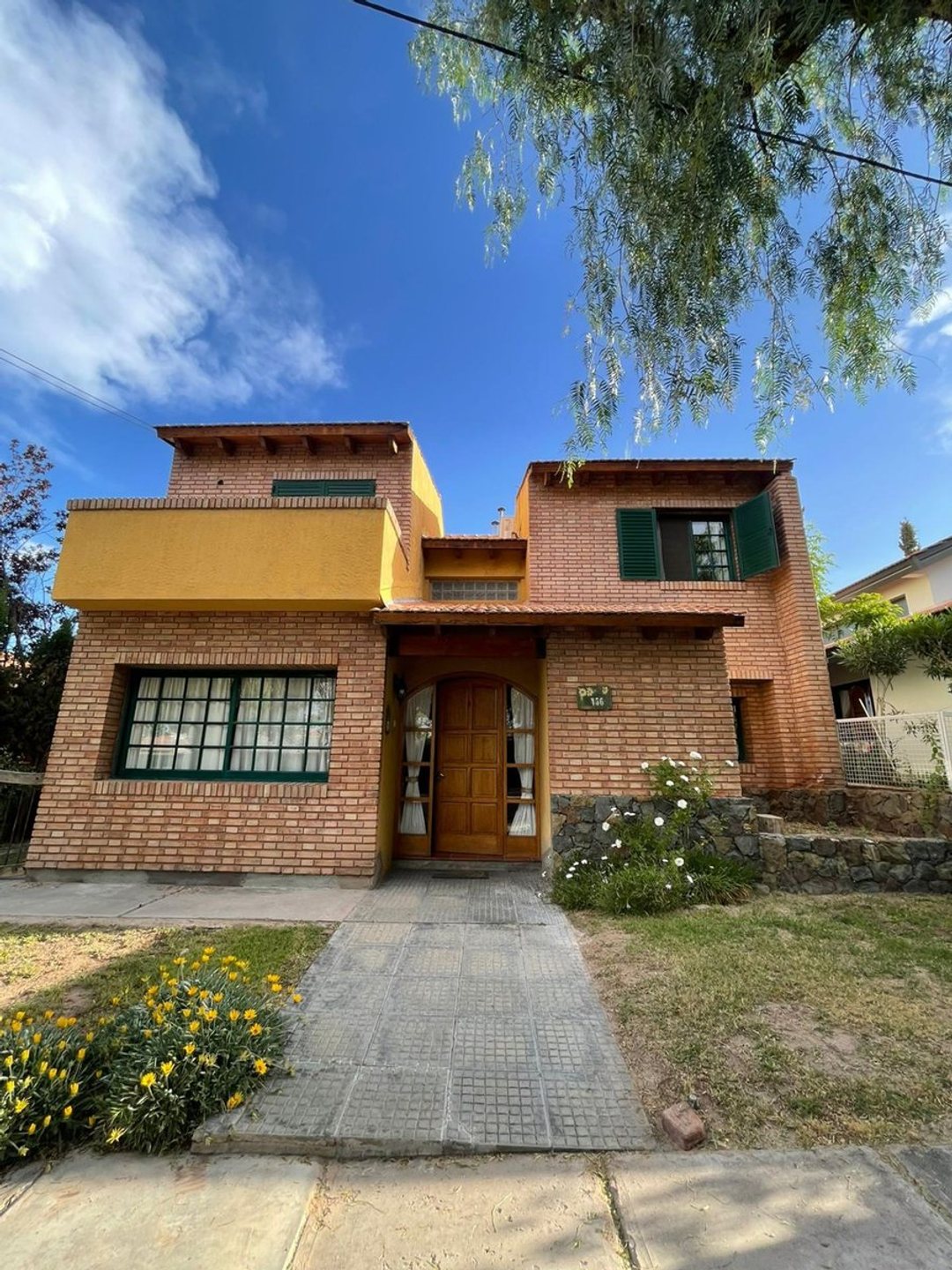 SE VENDE CASA EN BARRIO DALVIAN CIUDAD DE MENDOZA