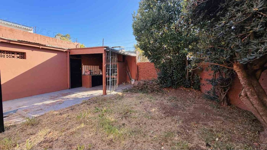 CASA 3 AMBIENTES PARQUE PARRILLA COCHERA