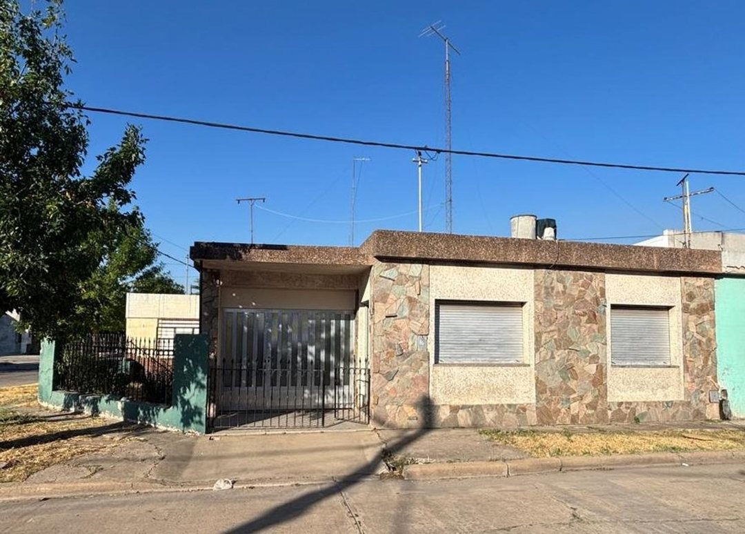 VENTA CASA DOS DORMITORIOS Y COCHERA ARROYO SECO