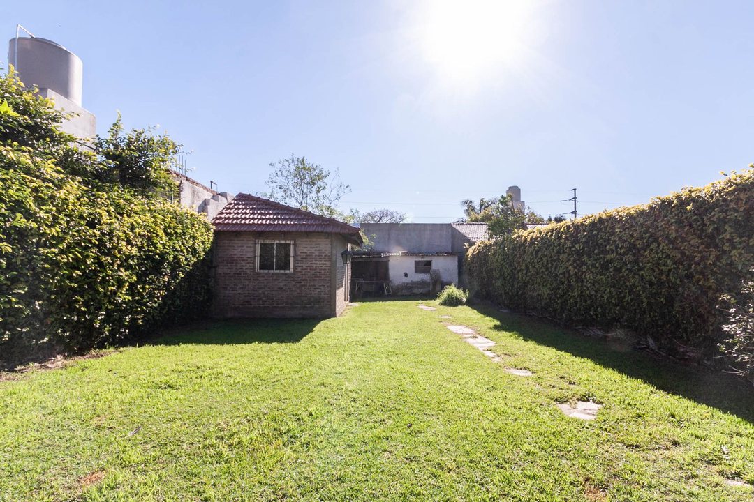 CASA EN VENTA 4/5 AMBIENTES CON COCHERA BURZACO