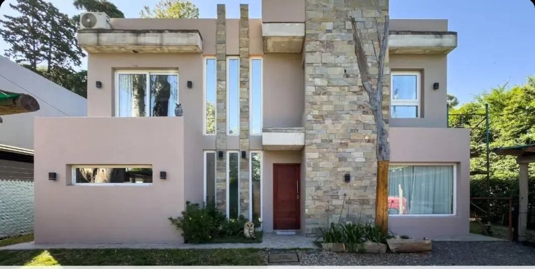 CASA EN VENTA 4 AMBIENTES EN LA UNION CON PARQUE