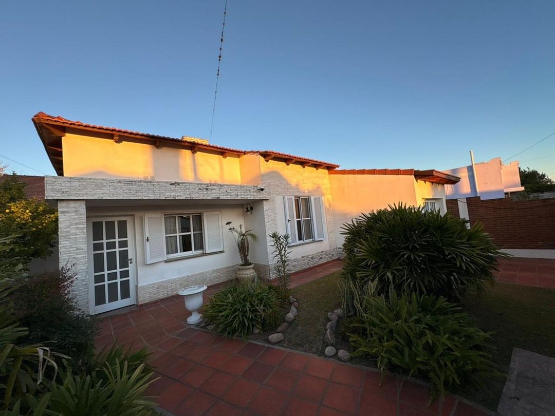 VENTA DE AMPLIA CASA CON PILETA EN CORONDA