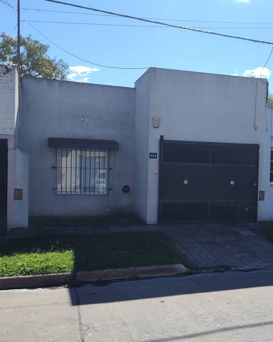 VENTA CASA 3 AMB. CON  GARAJE Y PATIO EN LUJAN