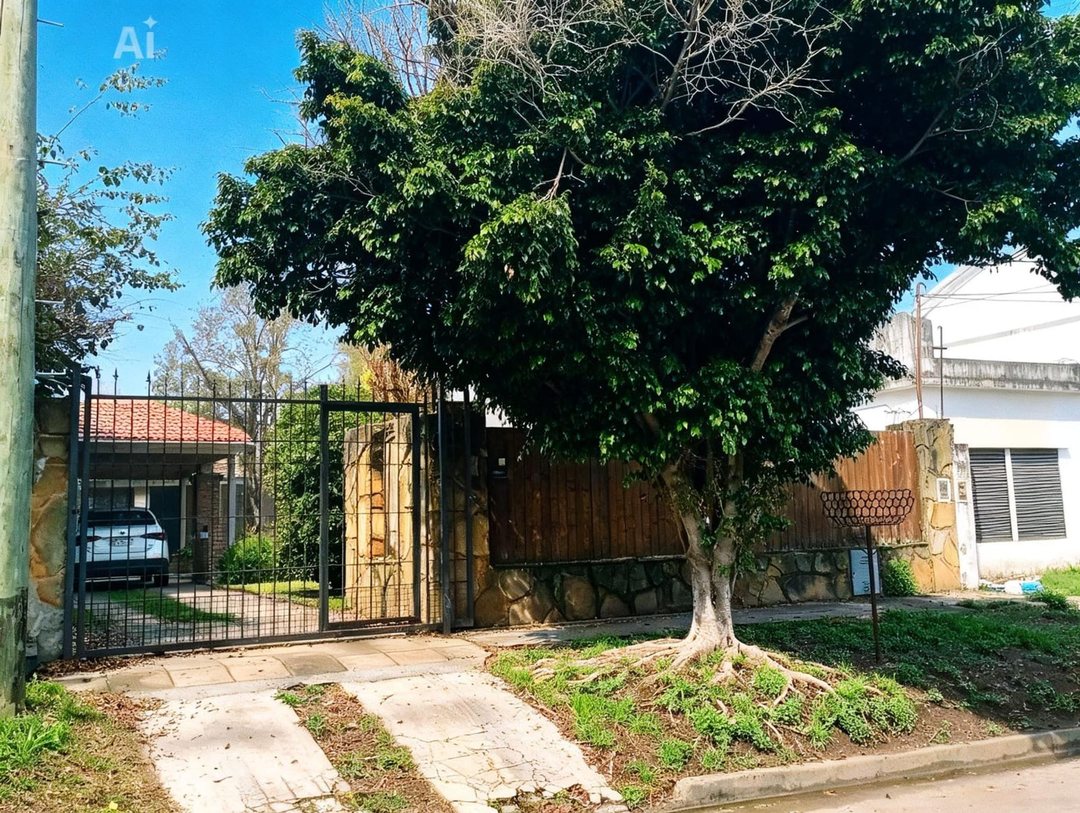 Venta Casa 5 amb con jardin, pileta Ituzaingo