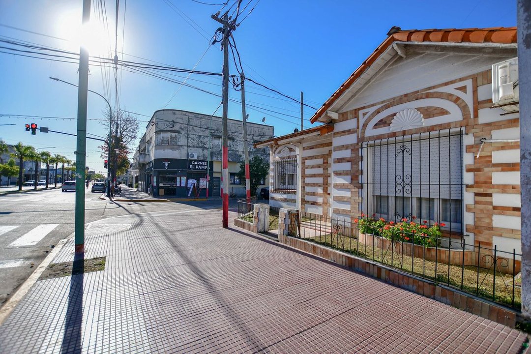 Casa esquina Avenida 2 dormi c/ cochera y patio