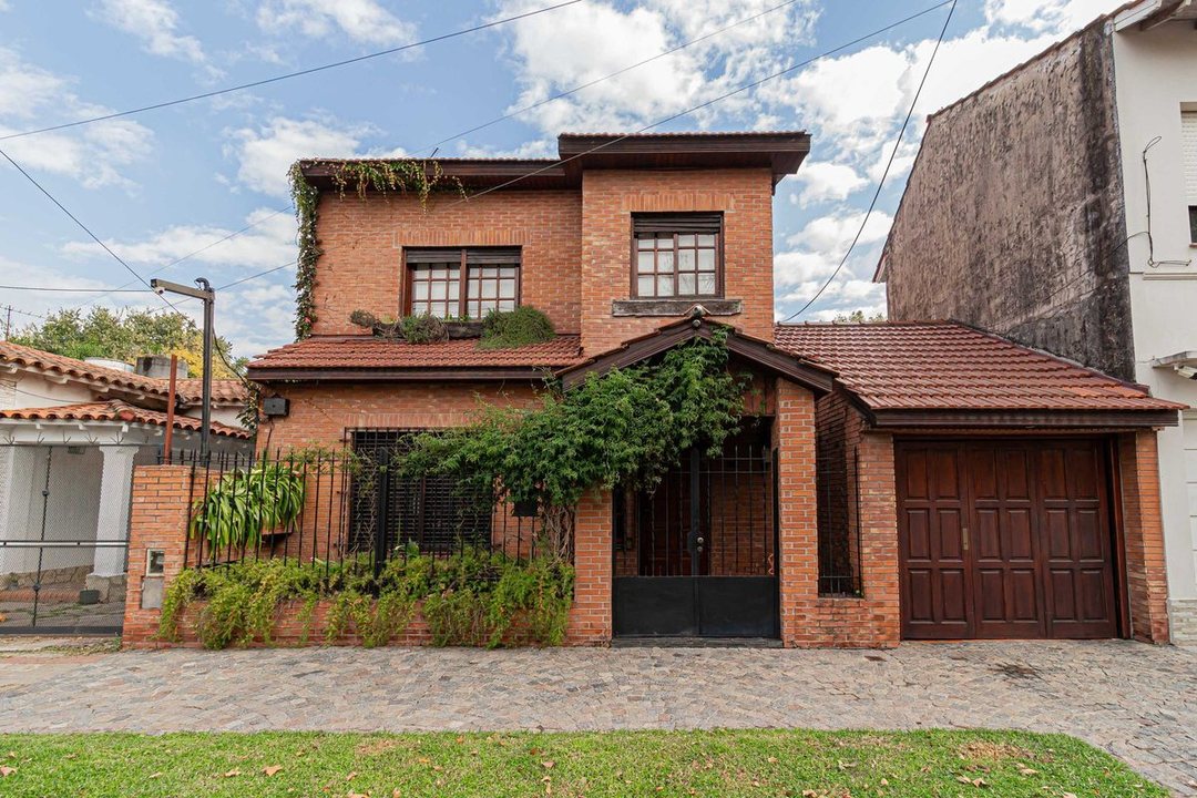 VENTA CASA 5 AMB TEMPERLEY CON PATIO DOS COCHERAS