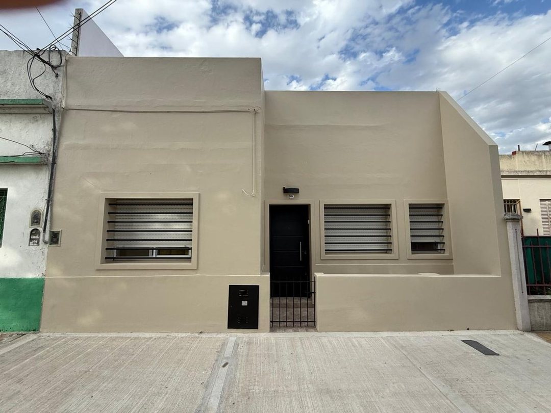 CASA DE 3 AMBIENTES CON JARDÍN, QUINCHO Y TERRAZA